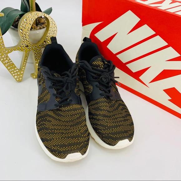 NIKE ROSHERUN SNEAKERS w/ BOX - Picture 4 of 8